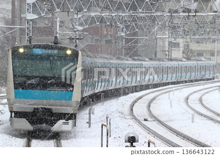 [JK] Keihin-Tohoku Line E233 Series Train in Winter 136643122