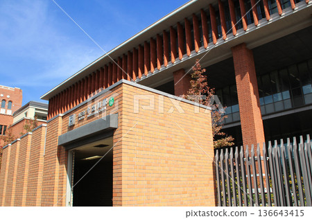 同誌社大學和最近的地鐵站是今出川站。 136643415