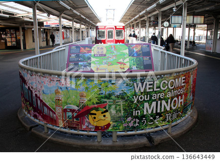 A local train on the Hankyu Minoh Line stopping at Hankyu Ishibashi-Handaimae Station 136643449