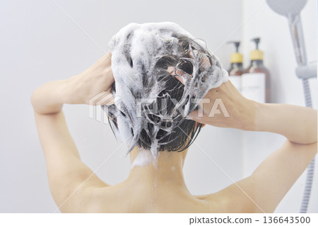 女人在浴室洗頭，背影 136643500