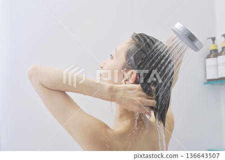 女人在淋浴間沖洗頭髮 136643507