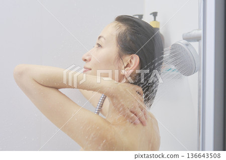 女人在淋浴間沖洗頭髮 136643508