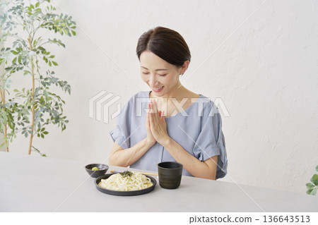 一位女士在客廳吃笊籬烏龍麵 136643513