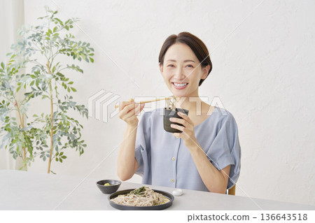 一位女士在客廳吃冷蕎麥麵 136643518