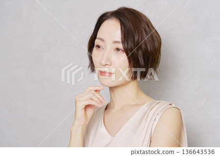 中年女性肖像，灰色背景 136643536