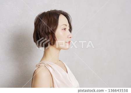 中年女性肖像，灰色背景 136643538