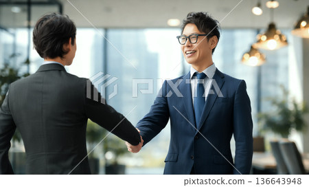 兩位男性商人握手 兩位男性商人握手 136643948