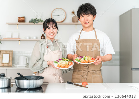 一對年輕的亞洲夫婦在廚房做飯 一對年輕的亞洲夫婦在廚房做飯 136644018