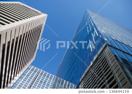 蔚藍的天空中閃耀的高層建築 蔚藍的天空中閃耀的高層建築 136644159