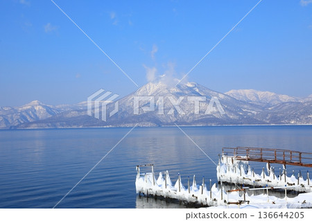 從支笏湖畔眺望白雪皚皚的惠庭山。 136644205