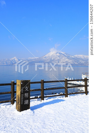 從支笏湖畔眺望白雪皚皚的惠庭山。 從支笏湖畔眺望白雪皚皚的惠庭山。 136644207