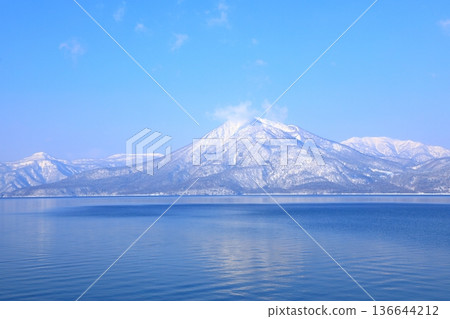 從支笏湖畔眺望白雪皚皚的惠庭山。 從支笏湖畔眺望白雪皚皚的惠庭山。 136644212