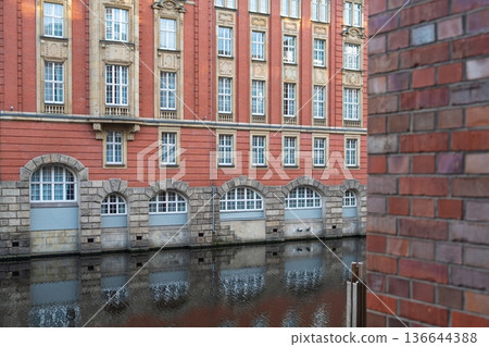 Historic Warehouse District Reflections on Canal in Hamburg, Germany 136644388