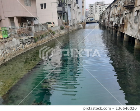 <小倉市> 河面上倒映的城市景觀:唐加市場 <小倉市> 河面上倒映的城市景觀:唐加市場 136646020