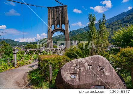 (Nagano Prefecture) Momosuke Bridge, a Nationally Designated Important Cultural Property, Autumn (Nagano Prefecture) Momosuke Bridge, a Nationally Designated Important Cultural Property, Autumn 136646577