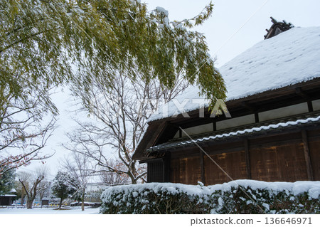 老房子上的雪 136646971