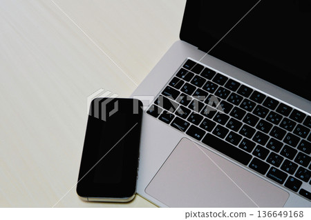 筆記本電腦和智能手機 136649168