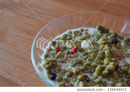 清爽健康食品:水果格蘭諾拉麥片酸奶 清爽健康食品:水果格蘭諾拉麥片酸奶 136649431