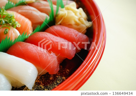 特寫鏡頭下的光澤鮪魚握壽司，新鮮的日本料理圖片 136649434