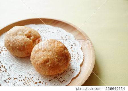 質樸的圓形烘焙點心擺放在木盤上。自然的零食時光。 136649654