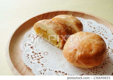 用切好的烘焙食品和可以看到內部的圓形麵包製成的天然甜點 136649655