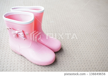 粉紅色兒童靴,繫著絲帶,圖案是雨季準備上幼兒園的場景 粉紅色兒童靴,繫著絲帶,圖案是雨季準備上幼兒園的場景 136649656