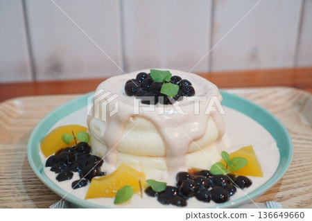 咖啡館風格的甜點，蓬鬆的煎餅上點綴著西米和水果。 136649660