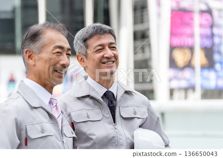 工作服的老人 136650043