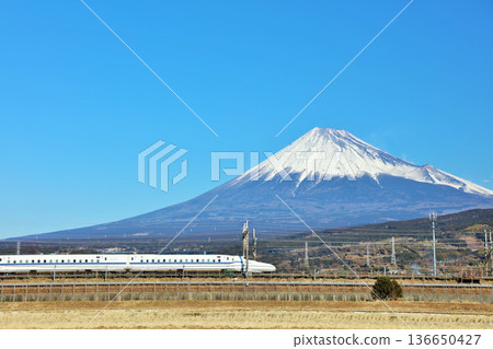 靜岡縣、富士山和藍天下的新幹線 靜岡縣、富士山和藍天下的新幹線 136650427