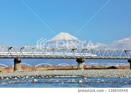 富士在藍天和子彈列車 136650448