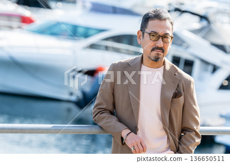 一位老人站在港口。照片由伊藤海上小鎮路邊站提供。 136650511