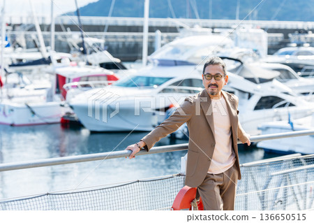 一位老人站在港口。照片由伊藤海上小鎮路邊站提供。 136650515