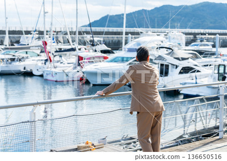 一位老人正在觀看遊艇。照片由伊藤海上小鎮路邊站提供。 136650516