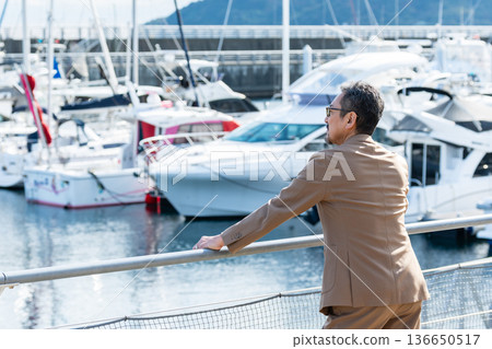 一位老人正在觀看遊艇。照片由伊藤海上小鎮路邊站提供。 136650517