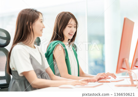 在辦公室工作的年輕女商人 在辦公室工作的年輕女商人 136650621