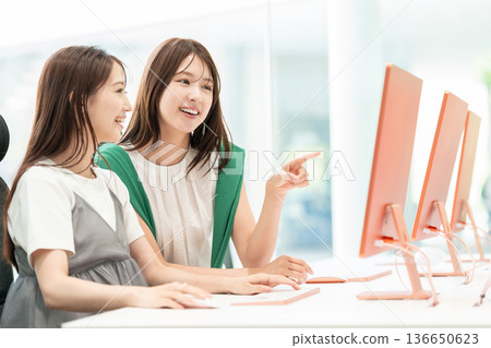 在辦公室工作的年輕女商人 136650623