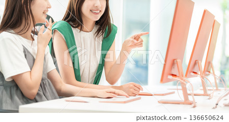 在辦公室工作的年輕女商人 136650624