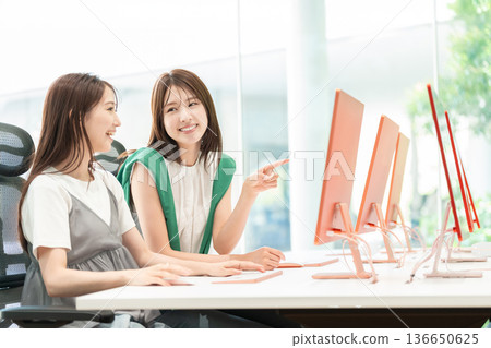 在辦公室工作的年輕女商人 136650625