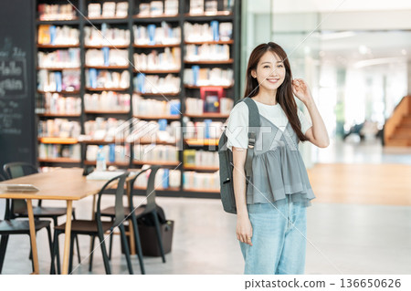 大學生圖書館校園生活 136650626