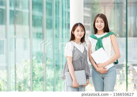 大學生校園生活年輕女子 136650627