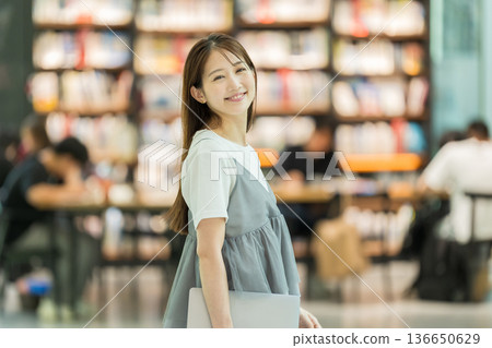 大學生，圖書館，女性 136650629