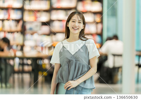 大學生，圖書館，女性 136650630