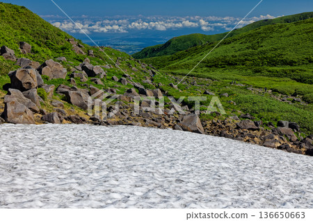 從鳥海岳/木佐賀形山步道眺望日本海,海面上仍殘留著積雪。 從鳥海岳/木佐賀形山步道眺望日本海,海面上仍殘留著積雪。 136650663