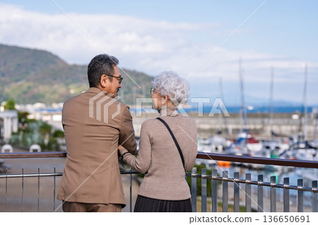一對老年夫婦旅行。照片由伊藤海洋城路邊站提供。 一對老年夫婦旅行。照片由伊藤海洋城路邊站提供。 136650691
