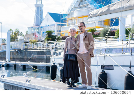 一對老年夫婦旅行。照片由伊藤海洋城路邊站提供。 136650694