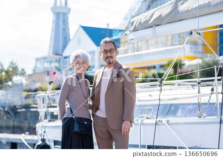 一對老年夫婦旅行。照片由伊藤海洋城路邊站提供。 136650696