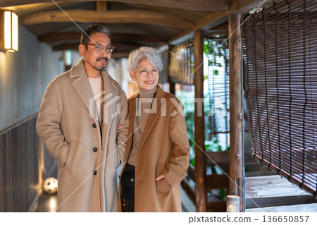 一對老年夫婦正在享受旅行。照片由伊藤綠葉提供。 136650857