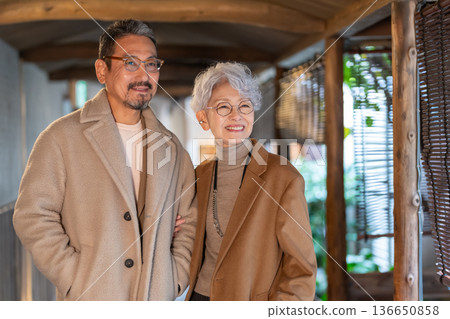 一對老年夫婦正在享受旅行。照片由伊藤綠葉提供。 136650858