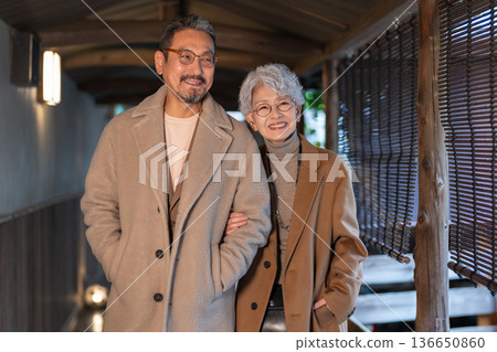 一對老年夫婦正在享受旅行。照片由伊藤綠葉提供。 136650860