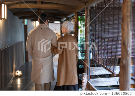 一對老年夫婦正在享受旅行。照片由伊藤綠葉提供。 136650863